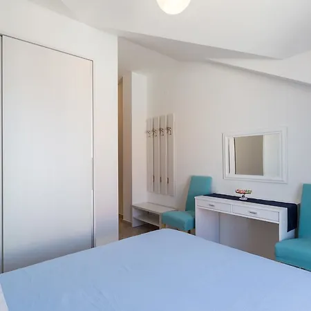 Apartman Lea *